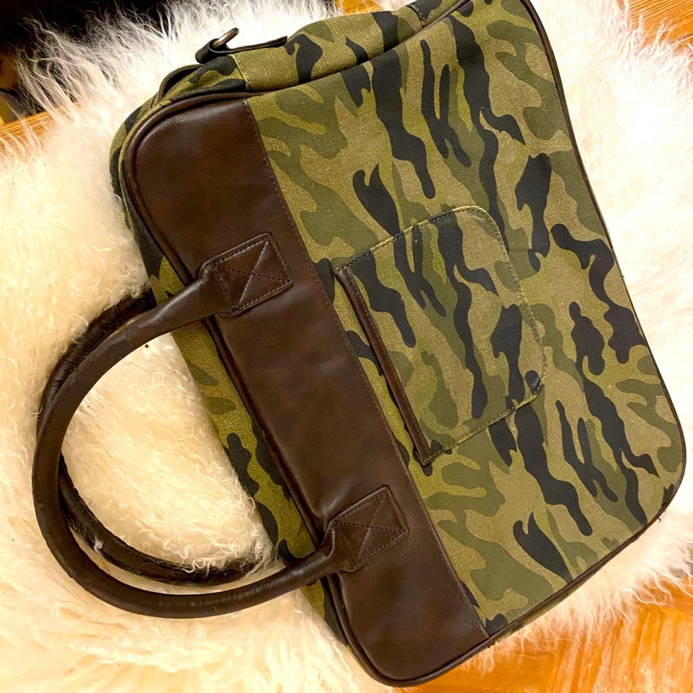 Fair Condition 7/10 Rare William Rast Camo laptop/brief bag needs refurbishment!